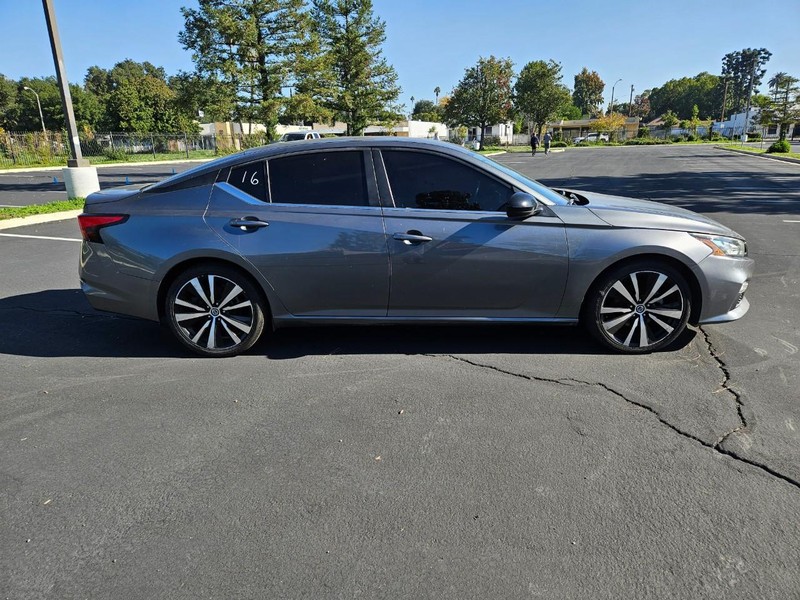 Nissan Altima Vehicle Full-screen Gallery Image 07