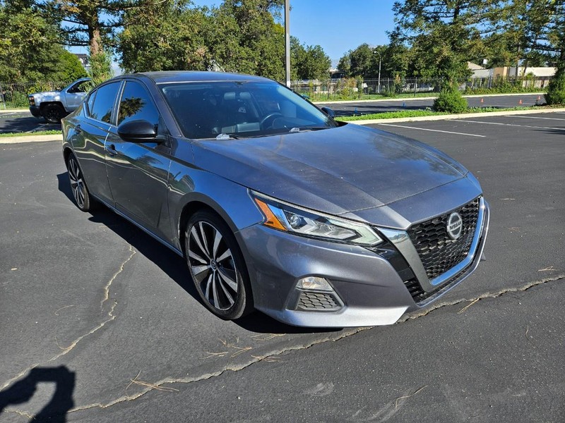 Nissan Altima Vehicle Full-screen Gallery Image 08