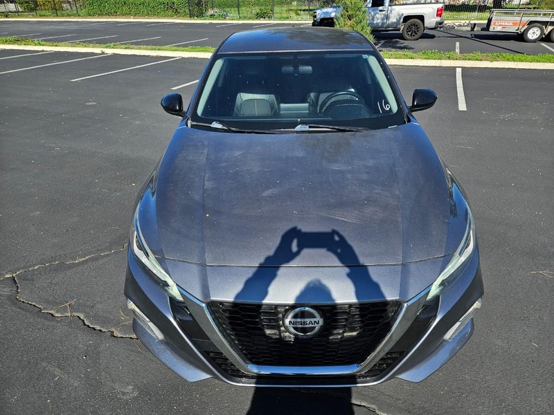 Nissan Altima Vehicle Full-screen Gallery Image 09