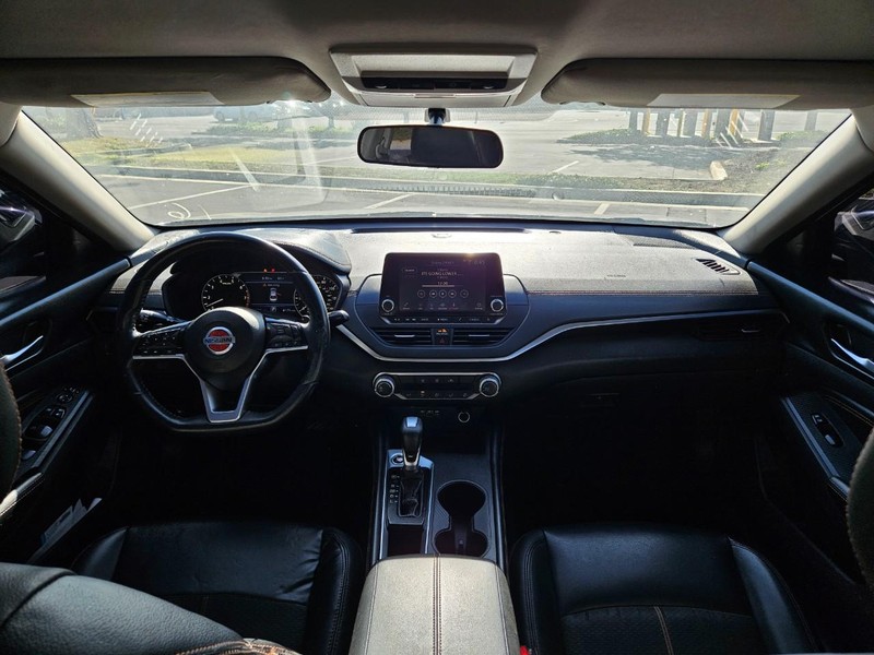 Nissan Altima Vehicle Full-screen Gallery Image 10