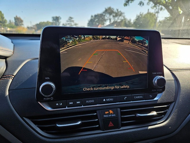 Nissan Altima Vehicle Full-screen Gallery Image 11