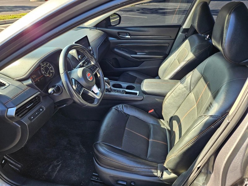 Nissan Altima Vehicle Full-screen Gallery Image 12