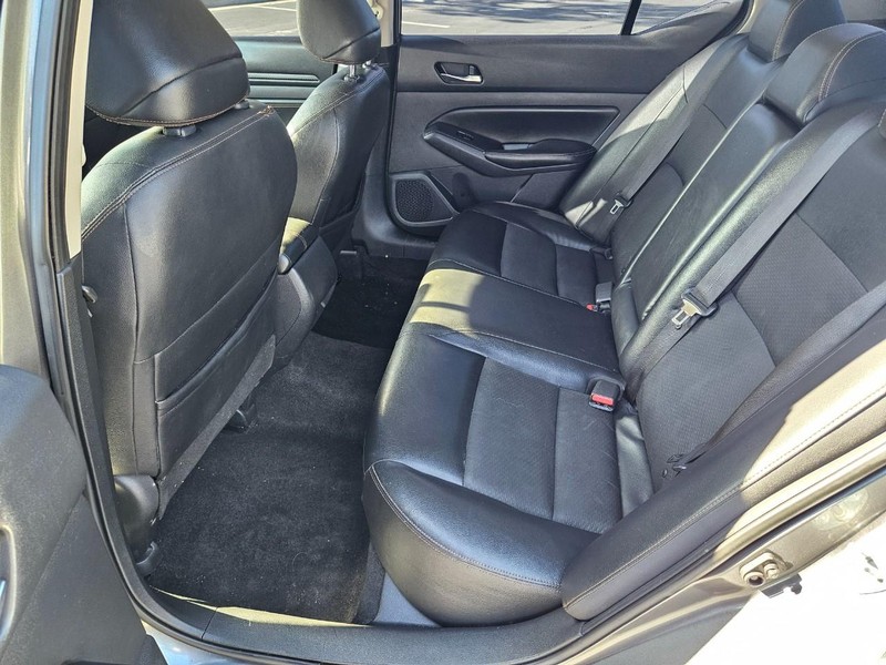 Nissan Altima Vehicle Full-screen Gallery Image 13