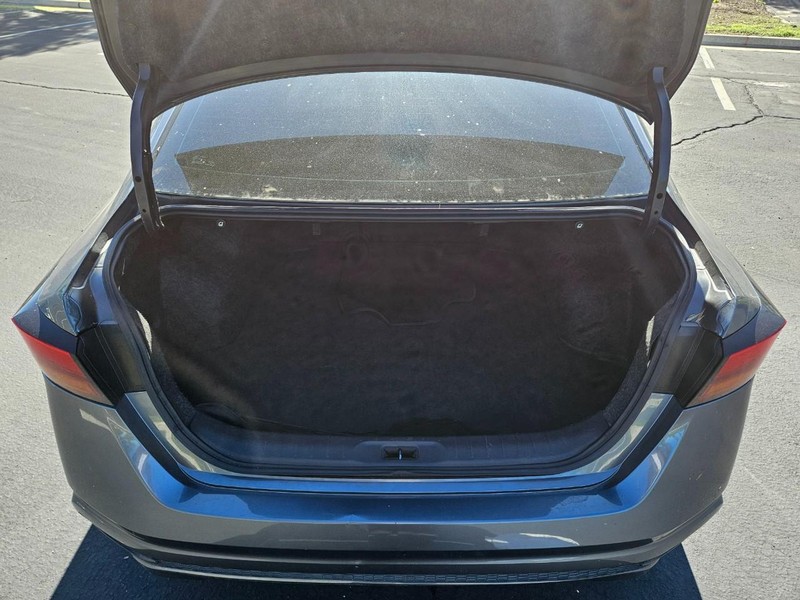 Nissan Altima Vehicle Full-screen Gallery Image 14