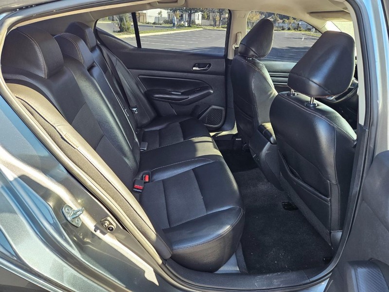 Nissan Altima Vehicle Full-screen Gallery Image 15