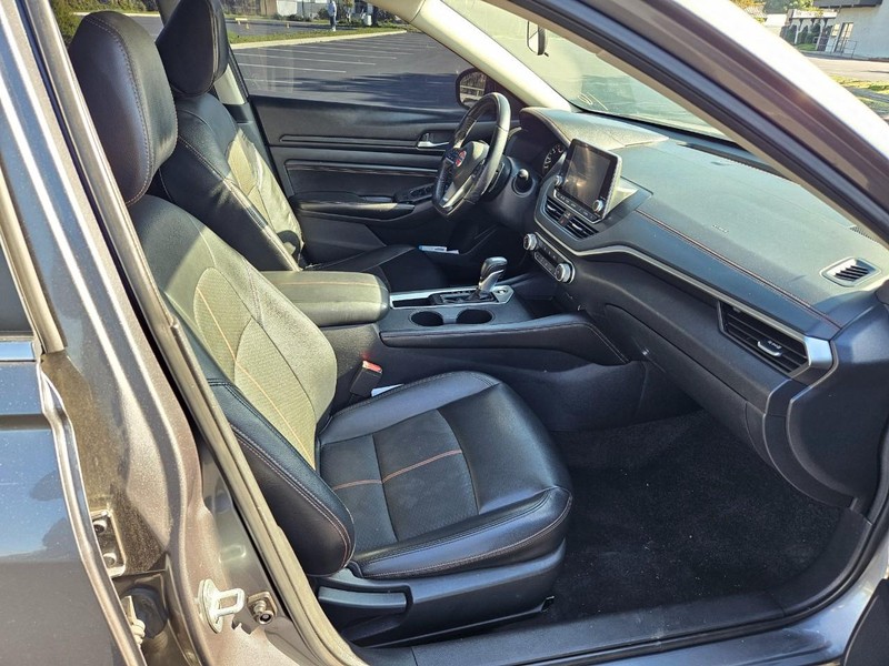 Nissan Altima Vehicle Full-screen Gallery Image 16