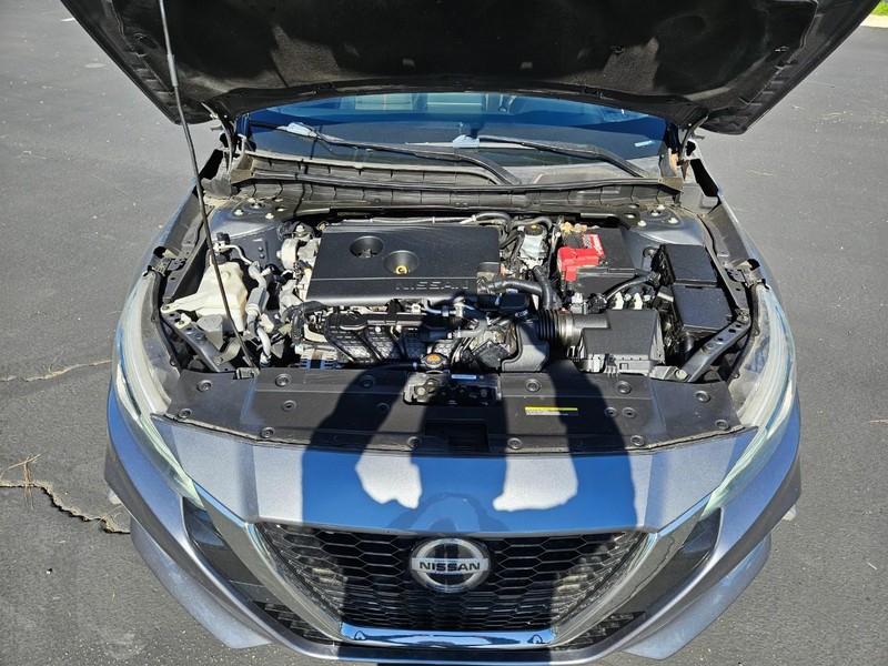 Nissan Altima Vehicle Full-screen Gallery Image 17