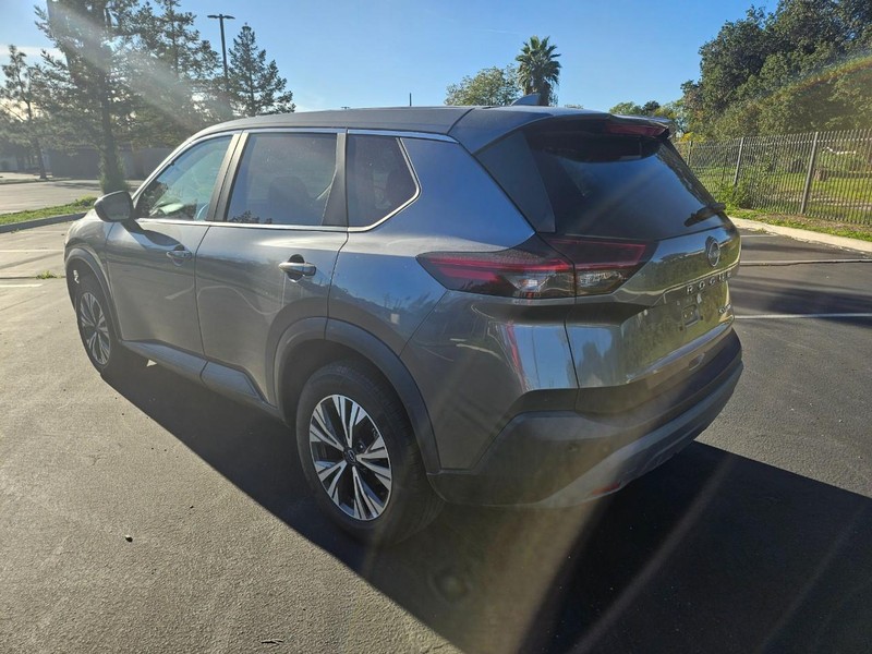 Nissan Rogue Vehicle Full-screen Gallery Image 03