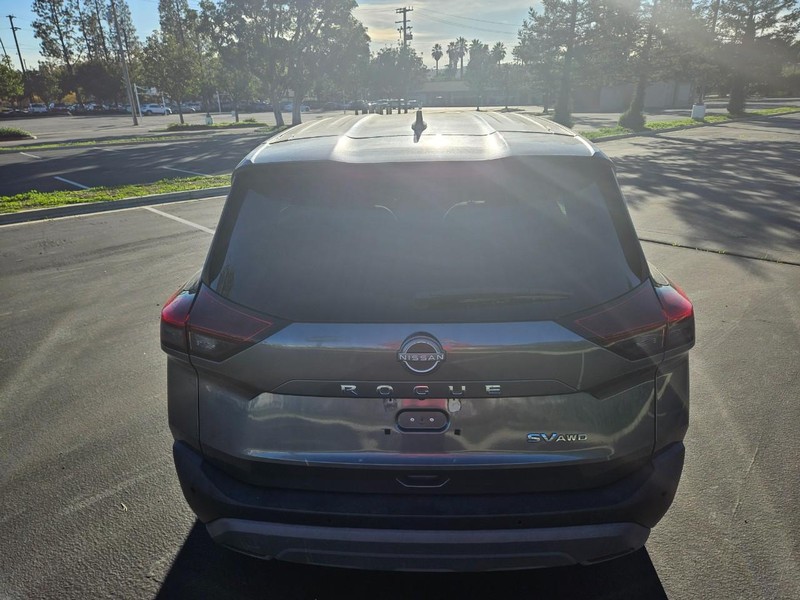 Nissan Rogue Vehicle Full-screen Gallery Image 04