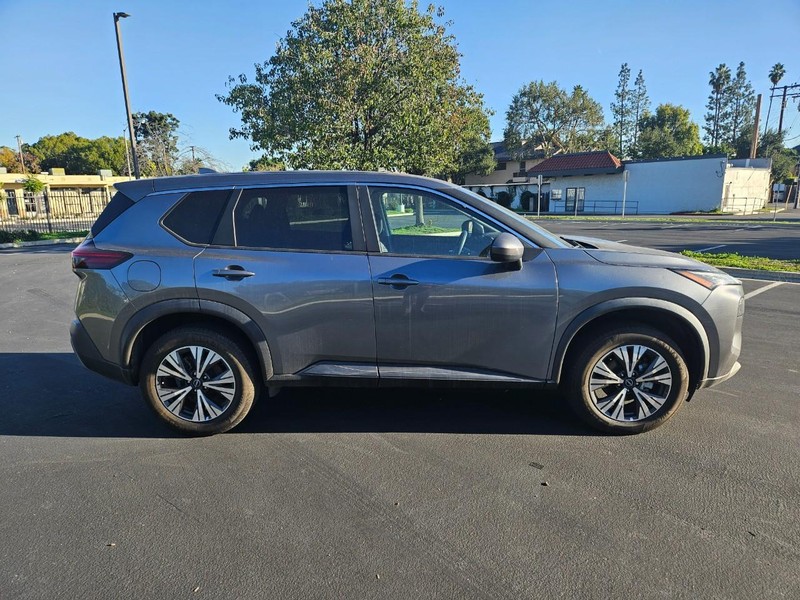 Nissan Rogue Vehicle Full-screen Gallery Image 06