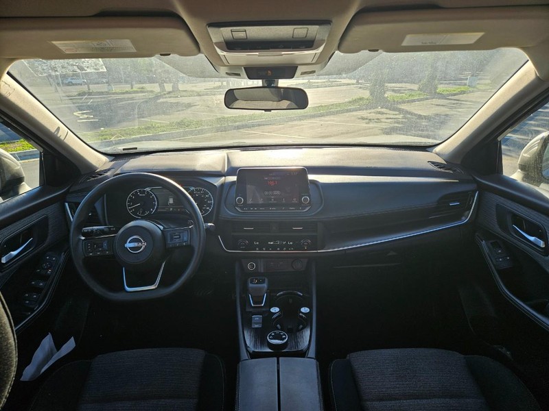 Nissan Rogue Vehicle Full-screen Gallery Image 09