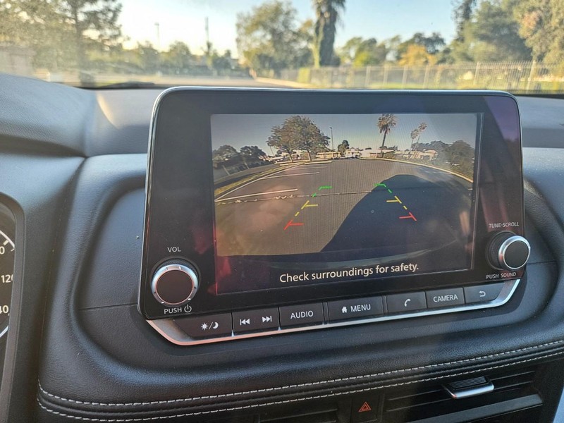 Nissan Rogue Vehicle Full-screen Gallery Image 11