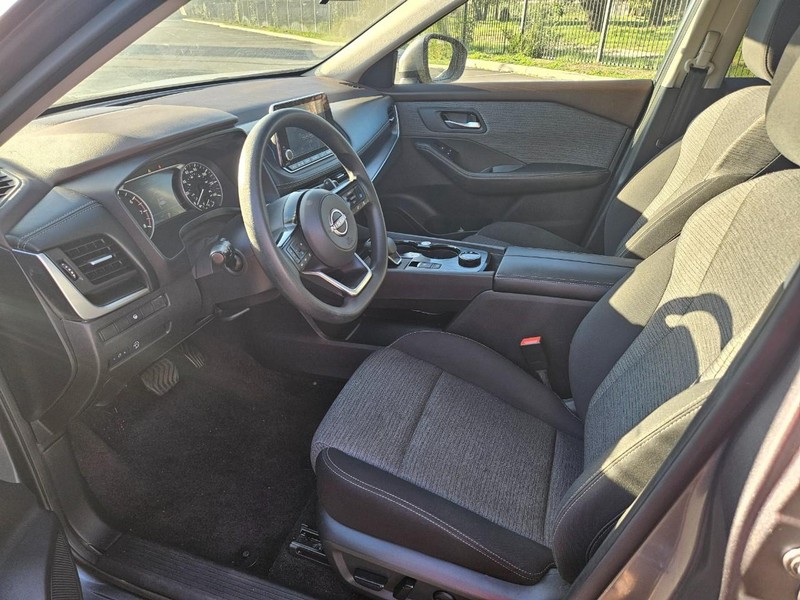 Nissan Rogue Vehicle Full-screen Gallery Image 12