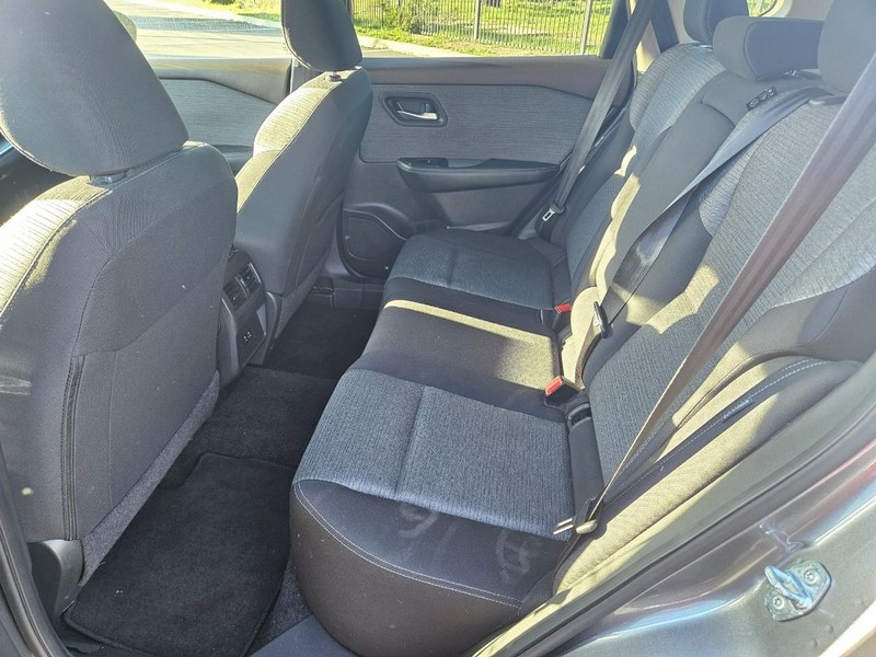 Nissan Rogue Vehicle Full-screen Gallery Image 13