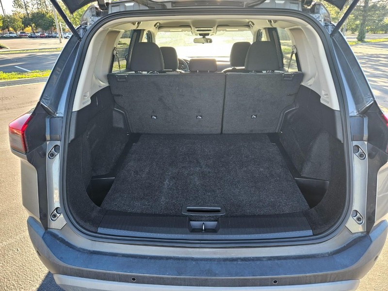 Nissan Rogue Vehicle Full-screen Gallery Image 14