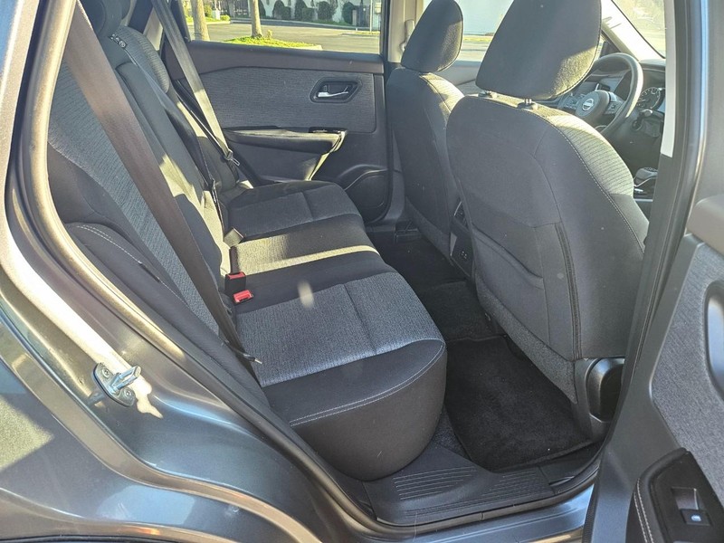 Nissan Rogue Vehicle Full-screen Gallery Image 15