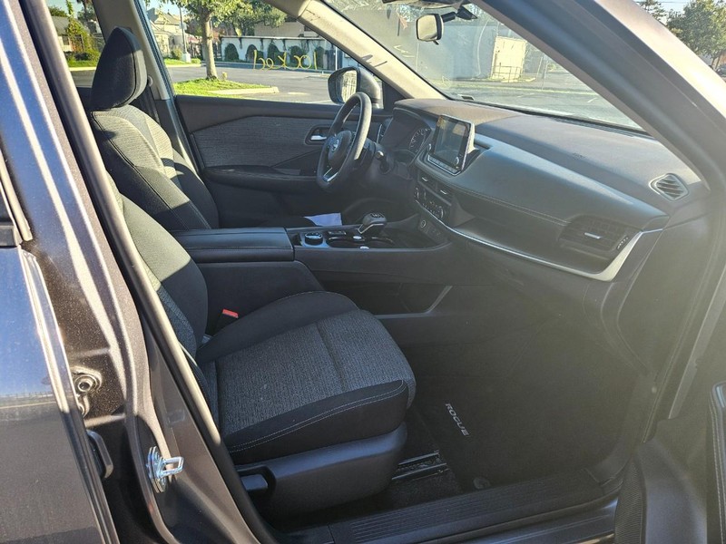 Nissan Rogue Vehicle Full-screen Gallery Image 16