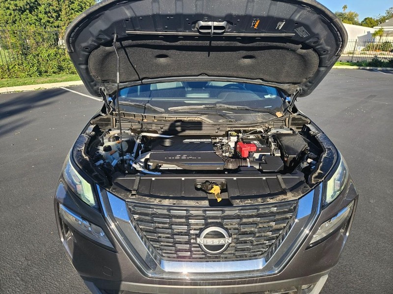 Nissan Rogue Vehicle Full-screen Gallery Image 17