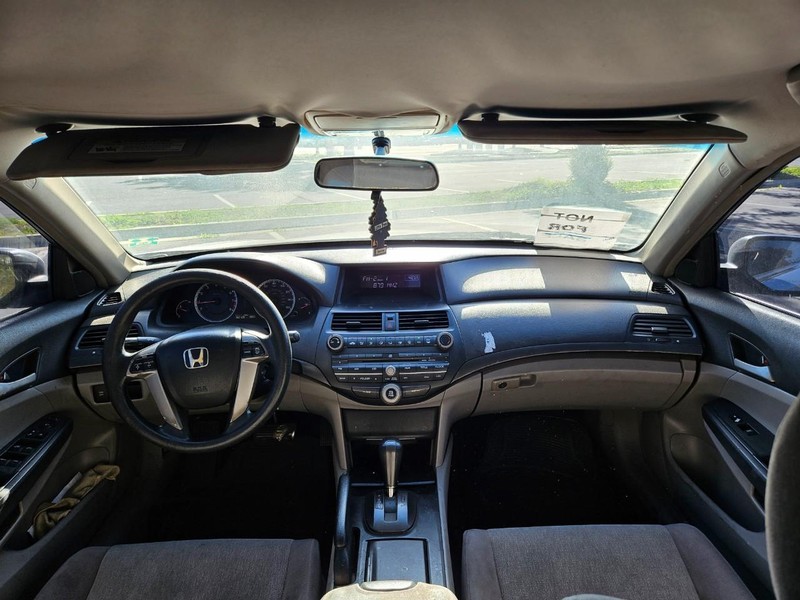 Honda Accord Sedan Vehicle Full-screen Gallery Image 09