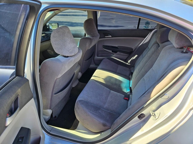 Honda Accord Sedan Vehicle Full-screen Gallery Image 11