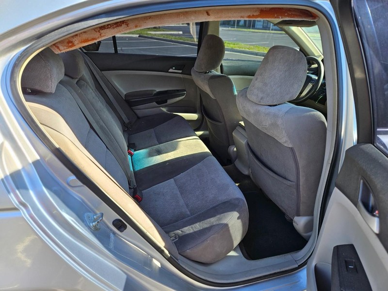 Honda Accord Sedan Vehicle Full-screen Gallery Image 14