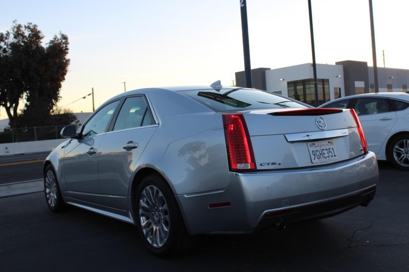 Cadillac CTS Sedan Vehicle Full-screen Gallery Image 04