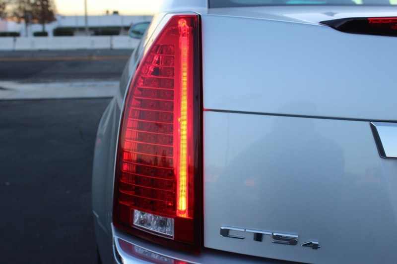 Cadillac CTS Sedan Vehicle Full-screen Gallery Image 07