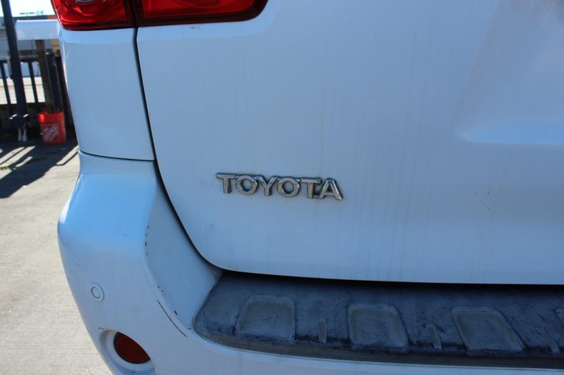 Toyota Sequoia Vehicle Full-screen Gallery Image 07