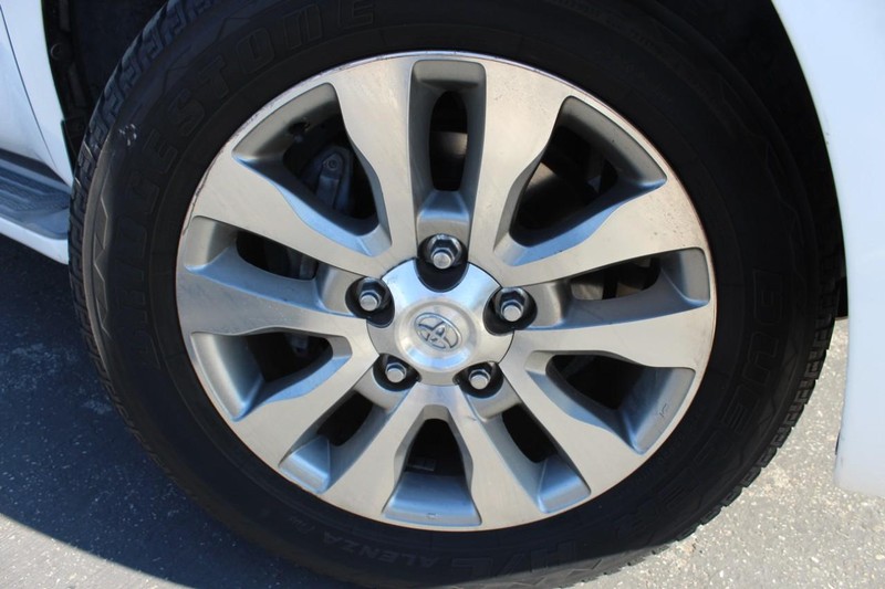 Toyota Sequoia Vehicle Full-screen Gallery Image 09