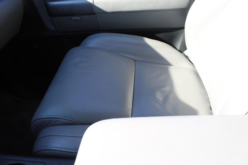 Toyota Sequoia Vehicle Full-screen Gallery Image 12