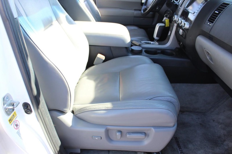 Toyota Sequoia Vehicle Full-screen Gallery Image 14