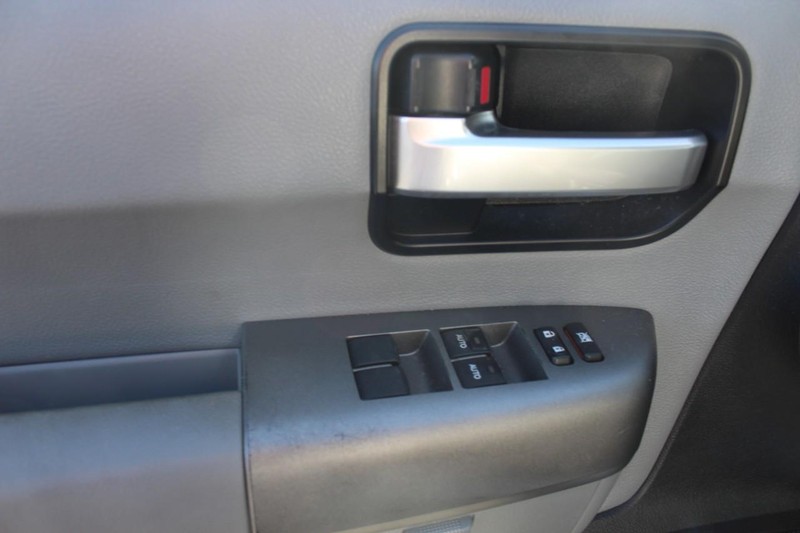 Toyota Sequoia Vehicle Full-screen Gallery Image 21