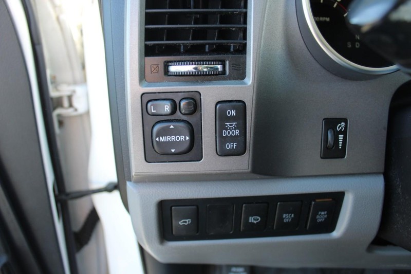 Toyota Sequoia Vehicle Full-screen Gallery Image 24