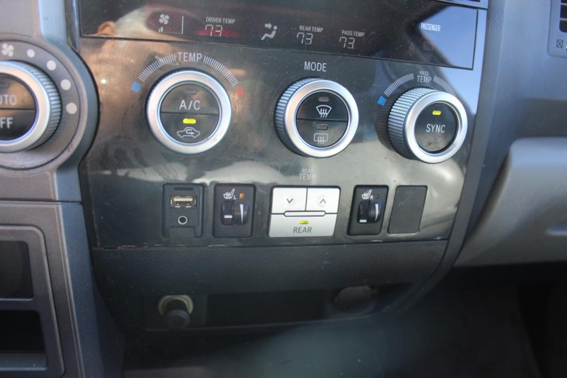 Toyota Sequoia Vehicle Full-screen Gallery Image 28