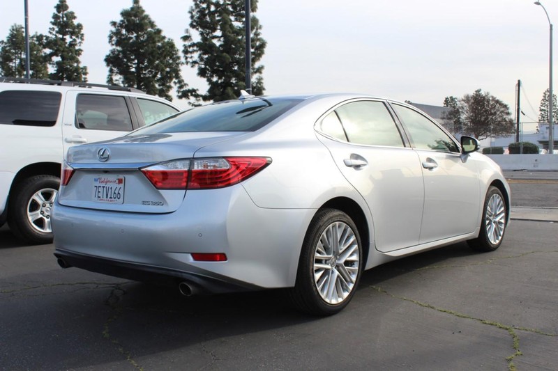 Lexus ES 350 Vehicle Full-screen Gallery Image 03