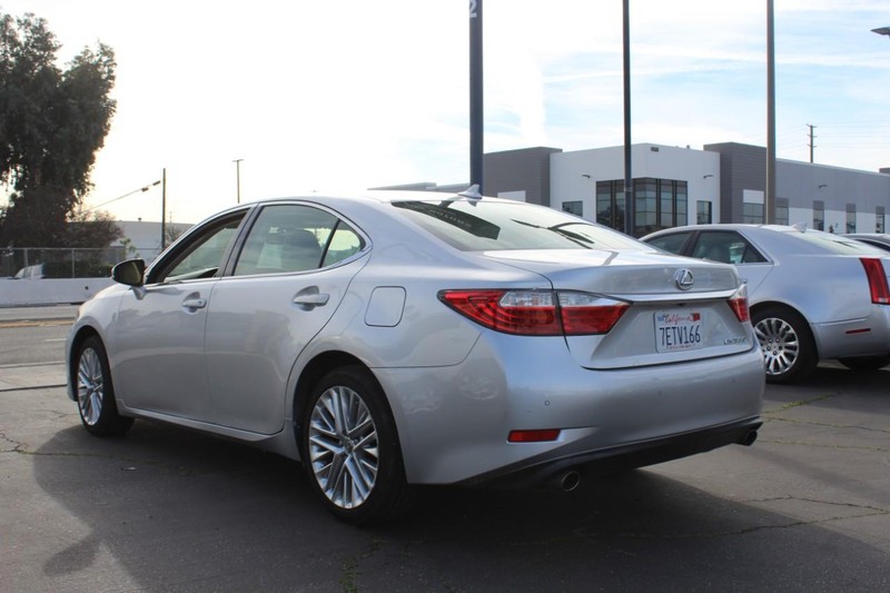 Lexus ES 350 Vehicle Full-screen Gallery Image 04