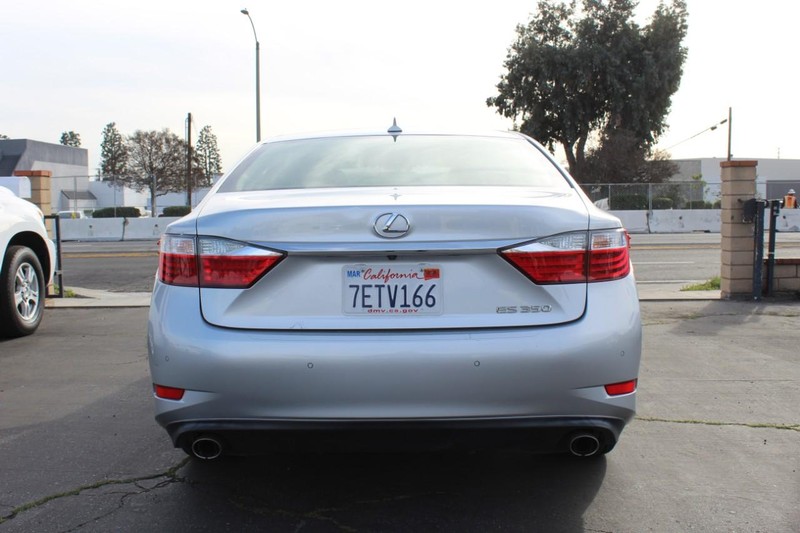 Lexus ES 350 Vehicle Full-screen Gallery Image 06