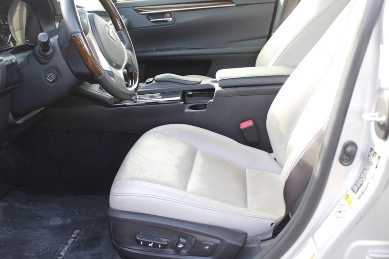 Lexus ES 350 Vehicle Full-screen Gallery Image 07