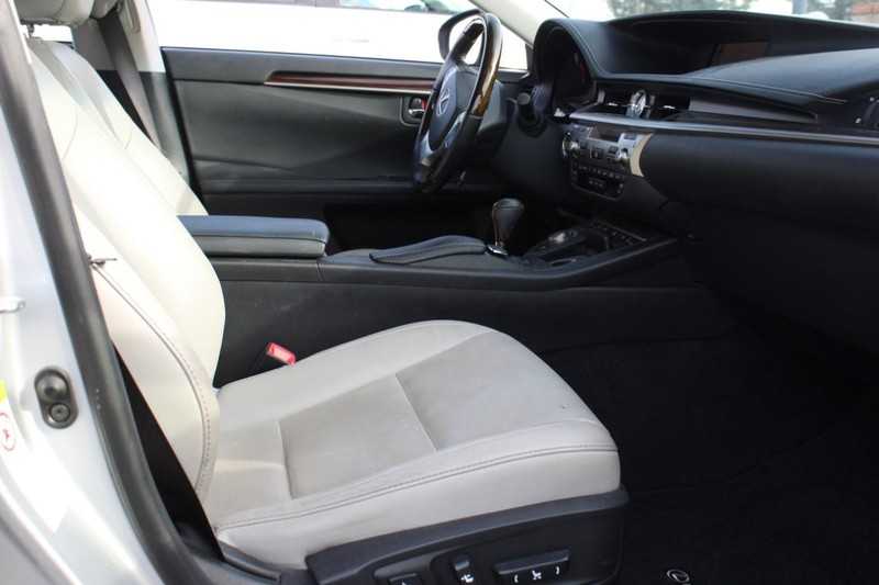 Lexus ES 350 Vehicle Full-screen Gallery Image 08