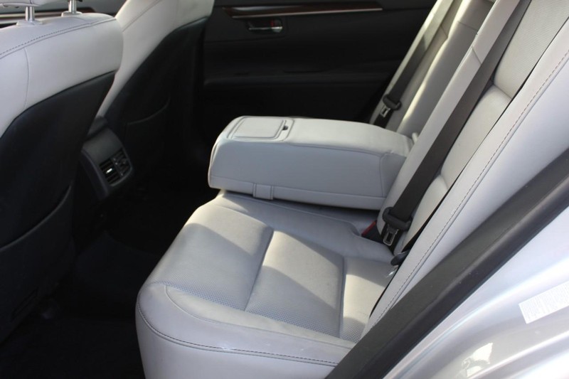 Lexus ES 350 Vehicle Full-screen Gallery Image 09