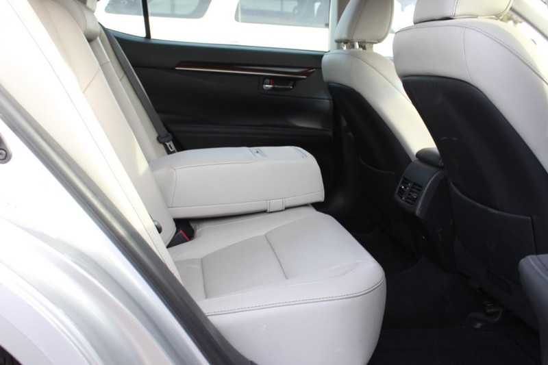 Lexus ES 350 Vehicle Full-screen Gallery Image 10