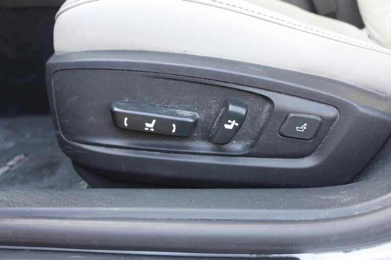 Lexus ES 350 Vehicle Full-screen Gallery Image 12