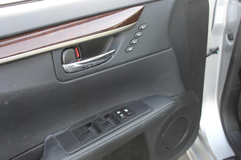 Lexus ES 350 Vehicle Full-screen Gallery Image 13