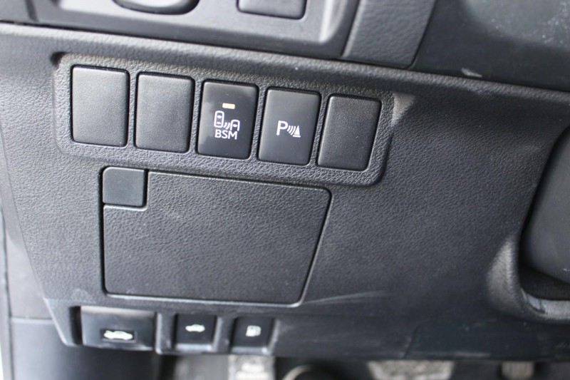 Lexus ES 350 Vehicle Full-screen Gallery Image 14