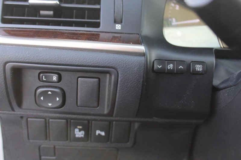 Lexus ES 350 Vehicle Full-screen Gallery Image 15