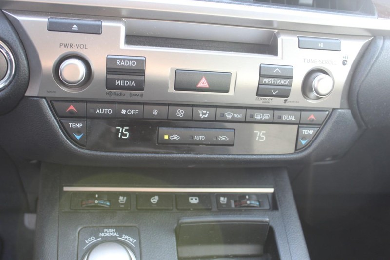 Lexus ES 350 Vehicle Full-screen Gallery Image 17