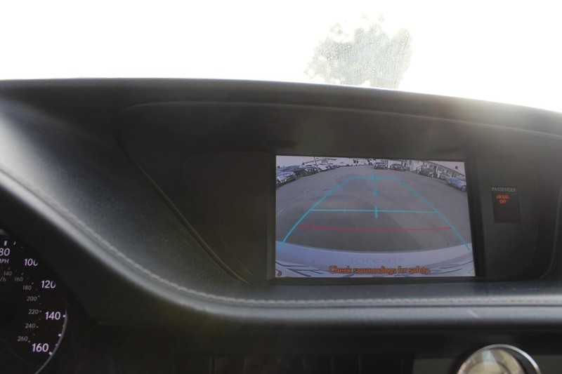 Lexus ES 350 Vehicle Full-screen Gallery Image 19