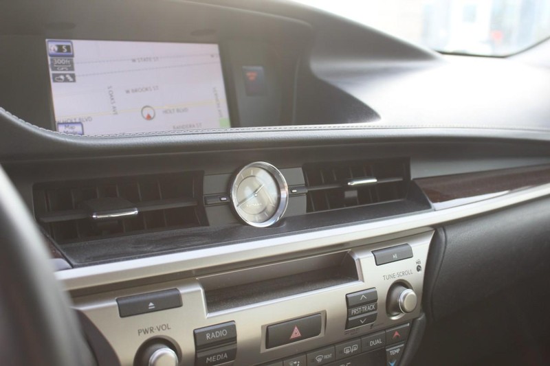 Lexus ES 350 Vehicle Full-screen Gallery Image 20