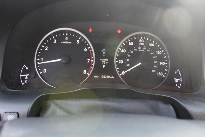 Lexus ES 350 Vehicle Full-screen Gallery Image 24