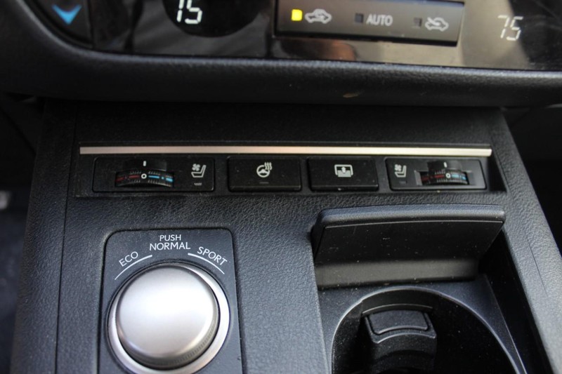 Lexus ES 350 Vehicle Full-screen Gallery Image 26